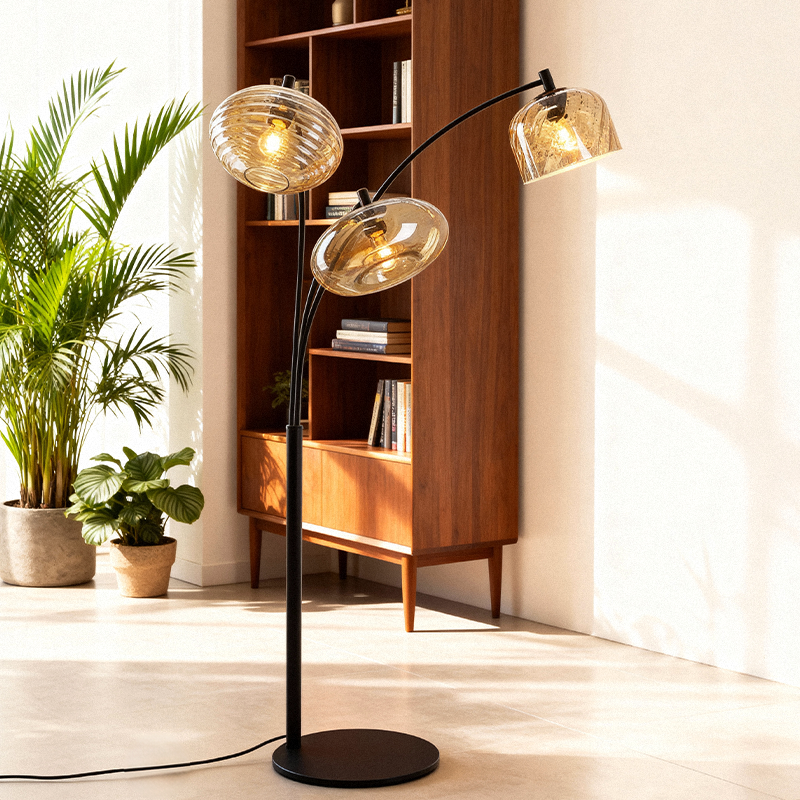 Lampadar chihlimbar modern, Caia, con întrerupător Lampadar chihlimbar modern, Caia, con întrerupător