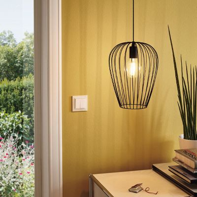 Lustră neagră din metal, Kitana