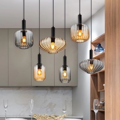 Lustră neagră din sticlă, Marjolein